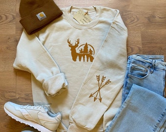 Moletom feminino com gola redonda e detalhes de manga de flecha para caça com arco, suéter feminino com estampa de veado, blusa feminina Huntress Archery Whitetail Season Top