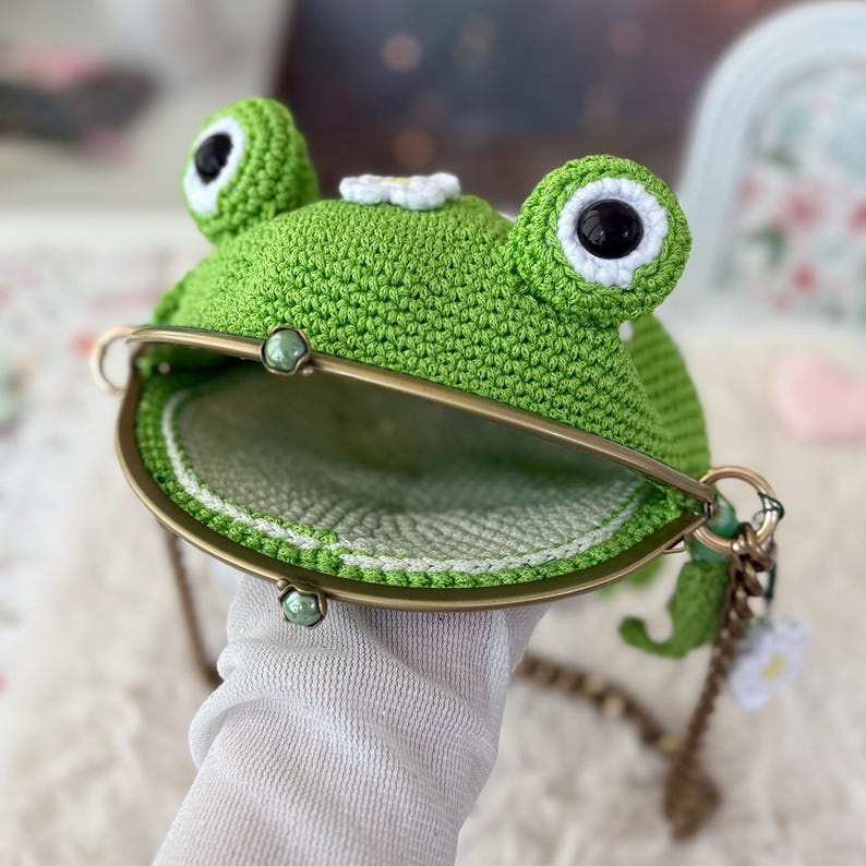 crochet frog clutch