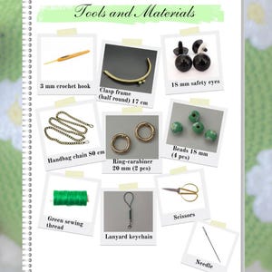 Pode incluir: Uma p&aacute;gina intitulada "Ferramentas e Materiais" exibe v&aacute;rios materiais de artesanato. Os itens incluem uma agulha de croch&ecirc; de 3 mm, uma moldura de fecho de 17 cm, olhos de seguran&ccedil;a de 18 mm, uma corrente de bolsa de 80 cm, mosquet&otilde;es, contas de 18 mm, linha de costura verde, um chaveiro, tesouras e uma agulha.