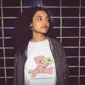 Camiseta unisex de oso travieso, divertida camiseta con gráfico de oso, camiseta para dormir, regalo para él o para ella, divertida camiseta para amantes de los osos