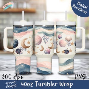 以下が含まれることがあります： 青、ピンク、ベージュの色合いで月、星、貝殻を特徴とする水彩デザインの3つの1183mlタンブラーラップ。各タンブラーには、白いハンドル、蓋、ストローが付いています。「300 dpi」と「PNG」の文字が見えます。