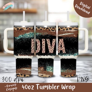 Op de afbeelding: Drie bekers van 1,18 liter met witte handvatten en deksels. De bekers hebben een zwarte basis, een turquoise en bruin ontwerp en het woord "DIVA" in luipaardprint. De bekers hebben een wit rietje en zijn gelabeld met "Digitale download" en "PNG".