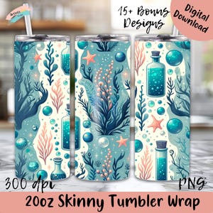 Puede incluir: Tres diseños para vasos delgados de 20 oz con temática marina. Los diseños presentan un fondo azul claro con ilustraciones de coral, algas marinas, estrellas de mar y botellas de pociones. El texto "15+ Bonus Designs" y "Digital Download" es visible.