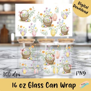Op de afbeelding: Een glazen can wrap met een aquarelontwerp met paasmandjes, eieren en bloemaccenten. Het ontwerp bevat de tekst "16 oz Glass Can Wrap", "300 dpi" en "PNG". De wrap is ontworpen voor een glazen can van 473 ml.