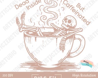 PNG "Muerto por dentro pero con cafeína", sublimación de taza de café con esqueleto, clipart de café divertido de Halloween, descarga digital de humor negro