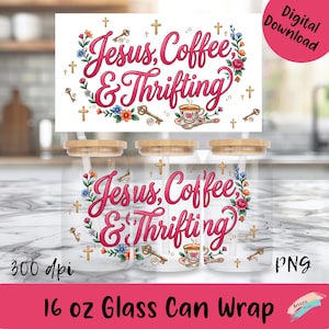 Puede incluir: Envolturas de latas de vidrio transparente con tapas de madera, con el texto "Jesus, Coffee & Thrifting" en escritura rosa, adornadas con ilustraciones florales y de llaves. Las envolturas están diseñadas para latas de 473 ml. La imagen también incluye el texto "300 dpi" y "PNG".