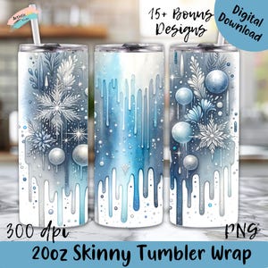 Könnte beinhalten: Drei 590ml Skinny-Tumbler-Wraps mit Wintermotiven. Die Wraps zeigen Aquarellillustrationen in Blau und Weiß mit Schneeflocken, tropfenden Farbeffekten und dekorativen Elementen. Der Text auf dem Bild lautet "15+ Bonus Designs" und "Digital Download".
