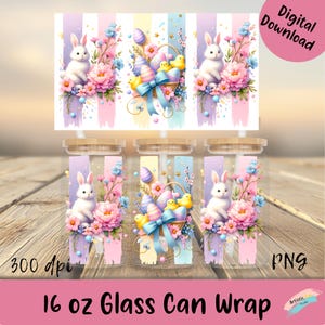 Op de afbeelding: Paasontwerp voor een glazen blik van 473 ml met een wit konijn, pastelkleurige eieren en een mandje met kuikens. Het ontwerp is op een gestreepte achtergrond in de kleuren roze, geel en blauw.