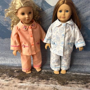 Conjunto de pijama aconchegante feito à mão para boneca American Girl de 18” nas cores rosa e azul e rosa escuro com flores.