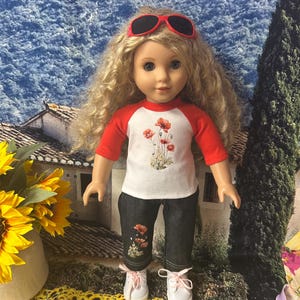 Poppy Flower Puppen Outfit - Raglan T-Shirt, Jeans, Schuhe & Sonnenbrille - Für American Girl Puppen
