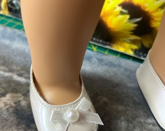 Mientras que los zapatos para muñeca American Girl de 18” 3 estilos diferentes en la parte superior de los zapatos.