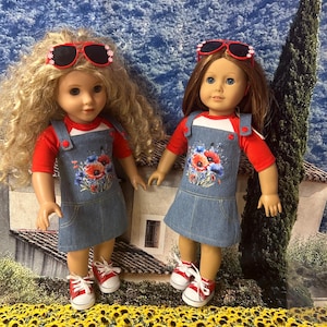 Puppen-Sommer-Jeans-Outfit: Geblümte Latzhose, Raglan-T-Shirt & Sonnenbrille