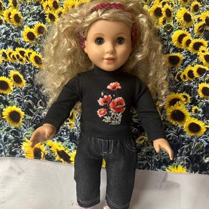 18-Zoll-Puppen-Outfit - Schwarzes Langarmtop mit Blumenmuster, Denim-Jeans, weiße Turnschuhe & funkelndes Stirnband