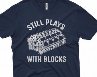 T-shirt Still Plays With Blocks, cadeau pour papa mécanicien automobile