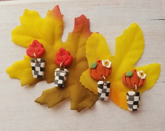 Handgefertigte Herbst-Kaffee-Ohrringe aus Polymer Clay | Kürbis Gewürz Latte Ohrringe | Herbstblatt Ohrringe | Karierte/Schachbrett-Kaffeetassen