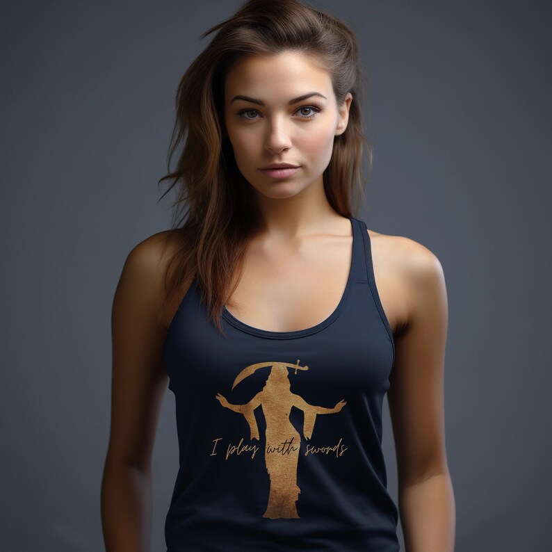 Pu&ograve; includere: Un top a canotta blu navy con una silhouette dorata di una donna che tiene una spada. Il testo "I play with swords" &egrave; stampato sotto la silhouette.
