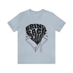 以下が含まれることがあります： 薄い青色のTシャツに、黒い革のジャケットのグラフィックが描かれており、ジャケットの中に「BRING BACK THE RUSH」という文字が書かれています。