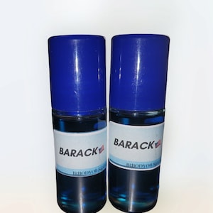 Pode incluir: Duas garrafas azuis de roll-on com etiquetas brancas que dizem "BARACK" e "IRBODYOIL&SOAPS" com um pequeno gráfico da bandeira americana em cada etiqueta.