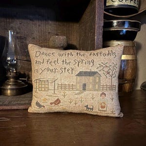 Dance with the Daffodils --- Pin Keep --- Pattern --- Primitive --- PDF/Download --- Asbery&#39;s Echoes Stitches