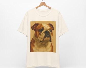 Puede incluir: Camiseta color crema con un retrato detallado de un bulldog. El bulldog tiene un pelaje marrón y blanco, con una cara arrugada y una expresión seria. La imagen está centrada en la camiseta, creando un diseño clásico y atemporal.