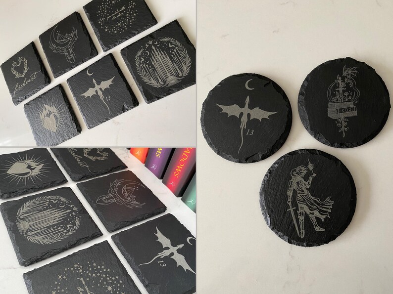 K&ouml;nnte beinhalten: Set mit 10 schwarzen Schieferuntersetzern mit verschiedenen gravierten Designs, darunter Drachen, Burgen und Sterne. Die Untersetzer haben einen Durchmesser von etwa 10 cm.