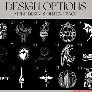 K&ouml;nnte beinhalten: Ein schwarz-wei&szlig;es Grafikdesignblatt mit 15 verschiedenen Designoptionen. Die Designs beinhalten einen Hirsch, ein Herz, einen Drachen, ein Schwert und ein Schloss. Der Text auf dem Blatt lautet "DESIGNOPTIONEN" und "MEHR DESIGNS AUF DER N&Auml;CHSTEN SEITE!"