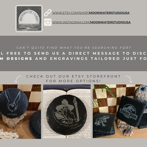 K&ouml;nnte beinhalten: Vier Untersetzer aus Schiefer mit verschiedenen Designs. Die Untersetzer sind rund und haben einen schwarzen Hintergrund. Die Designs sind in Wei&szlig; graviert. Die Designs umfassen einen Wolf, ein Kaninchen, einen Dinosaurier und einen Zauberer. Die Untersetzer befinden sich auf einer Holzoberfl&auml;che.