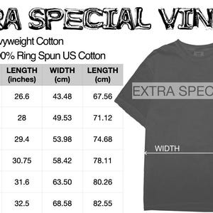 K&ouml;nnte beinhalten: Gr&ouml;&szlig;entabelle f&uuml;r ein graues T-Shirt mit dem Aufdruck "EXTRA SPECIAL VTG" auf der Vorderseite. Die Tabelle zeigt die Breite und L&auml;nge in Zoll und Zentimetern f&uuml;r die Gr&ouml;&szlig;en S bis 3XL.