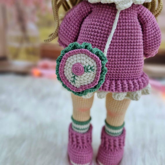 あみぐるみ 人形 ピンク 花飾り あみぐるみ人形のかぎ針編みパターン: inci Doll、(英語、スペイン語