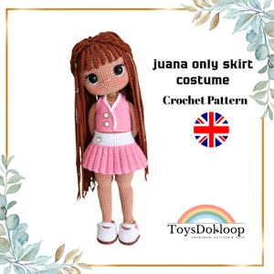 Pode incluir: Boneca de crochê com uma fantasia de saia rosa. A boneca tem cabelo castanho comprido, um top rosa e sapatos brancos. O texto na imagem diz "juana only skirt costume Crochet Pattern". Uma bandeira do Reino Unido e um logotipo de arco-íris também são visíveis.