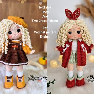 Pode incluir: Duas bonecas de croch&ecirc; com cabelo comprido e encaracolado loiro. A boneca &agrave; esquerda est&aacute; vestindo um vestido marrom com uma borda branca e um chap&eacute;u marrom. A boneca &agrave; direita est&aacute; vestindo um vestido vermelho com uma gola branca e uma faixa de cabe&ccedil;a branca com um la&ccedil;o vermelho. O texto "Eyl&uuml;l doll Body And Two Dress Pattern Pdf Crochet pattern English" est&aacute; escrito acima das bonecas.
