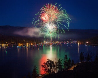 Impresión fotográfica de fuegos artificiales sobre Bass Lake en California