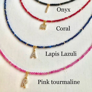 Colar inicial de contas coloridas minúsculas, colar delicado de pedras preciosas, colar de contas de pedras preciosas, colar de letras, colar personalizado