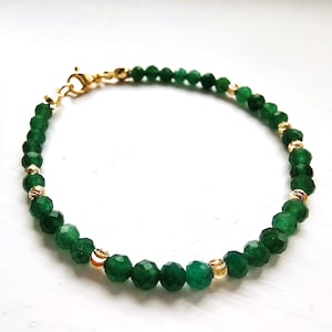 Braccialetto con pietre preziose di GIADA VERDE, bracciale minimalista in giada, pietra portafortuna di marzo, regalo delicato, bracciale con perline impilabili