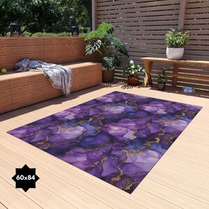 Motif floral tropical vibrant à imprimé marbre violet sur tapis d'extérieur pour terrasse et jardin Décoration d'intérieur élégante Événement en plein air