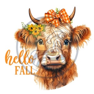 Peut inclure: Une peinture à l'aquarelle d'une vache Highland au pelage brun et blanc. La vache a un nez brun, de grands yeux bruns et un visage brun et blanc. La vache porte une couronne de fleurs jaunes et un nœud rouge et blanc à carreaux. Le texte "hello fall" est écrit en orange sous la vache.