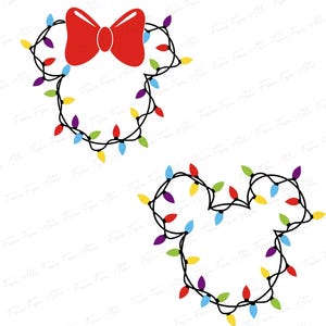 Peut inclure: Deux contours de tête de Mickey Mouse, chacun entouré d'une guirlande de lumières de Noël colorées. L'un comporte un nœud rouge. Les lumières sont dans les tons de rouge, jaune, vert, bleu et violet, sur fond blanc.