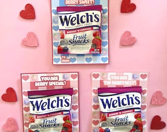 Può includere: Tre biglietti di San Valentino con uno sfondo a scacchi rosa e blu. Ogni biglietto ha un piccolo pacchetto di Welch's Fruit Snacks attaccato. I biglietti dicono "You are Berry Sweet!" "You are Berry Special!" e "You are the Berry Best!"
