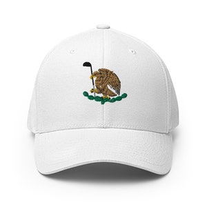 Op de afbeelding: Witte baseballpet met een geborduurd beeld van het Mexicaanse wapenschild, met een adelaar die op een cactus zit met een slang in zijn bek, die een golfclub vasthoudt.