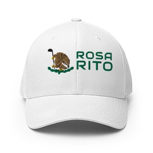 Peut inclure: Casquette de baseball blanche avec une broderie verte d'un aigle mexicain tenant un club de golf et le texte "ROSA RITO".