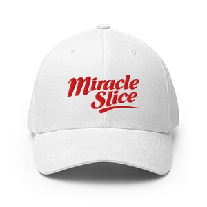 Może przedstawiać: Biała czapka bejsbolowa z zakrzywionym daszkiem. Czapka ma czerwony napis "Miracle Slice" w stylizowanej czcionce z przodu.