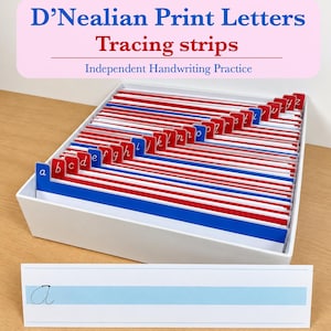Può includere: Un vassoio portaoggetti in plastica bianca contenente un set di strisce per la scrittura D'Nealian Print Letters con divisori rossi e blu. Due strisce di carta bianca con linee centrali azzurre mostrano le lettere a e b da ricalcare.