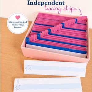 Può includere: Una scatola rosa contenente un set di strisce per la tracciatura dell'alfabeto blu e rosa con lettere corsive. Due strisce bianche con le lettere a e b sono poste davanti. Il testo sull'immagine recita Independent tracing strips e Montessori-inspired Handwriting Practice.