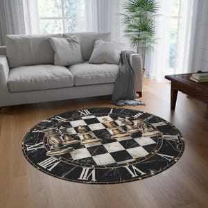 Puede incluir: Una alfombra redonda con un patrón de tablero de ajedrez de mármol blanco y negro con piezas de ajedrez doradas dispuestas sobre el tablero. El borde de la alfombra muestra grandes números romanos blancos, creando un diseño de reloj.