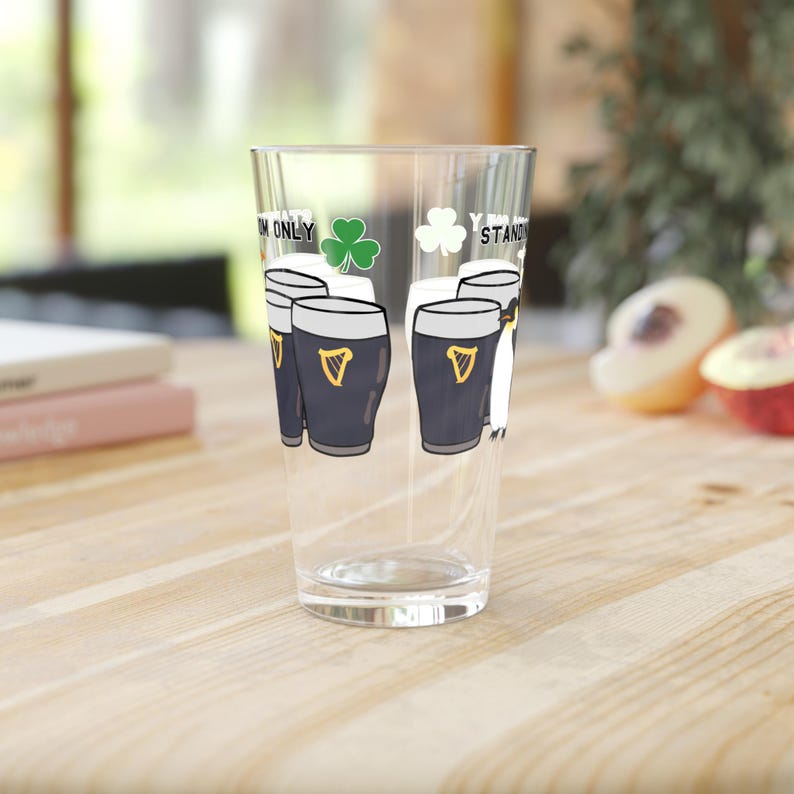 Pingwin z kuflem piwa | Kufel do piwa Guinness na Dzień Świętego Patryka zdjęcie 1