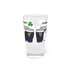 Pingwin z kuflem piwa | Kufel do piwa Guinness na Dzień Świętego Patryka zdjęcie 2