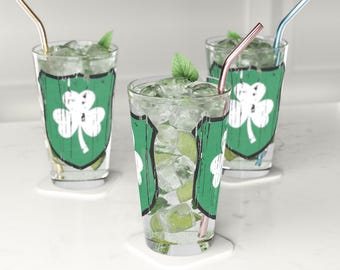 Vaso de pinta con forma de trébol: vaso de cerveza para el Día de San Patricio
