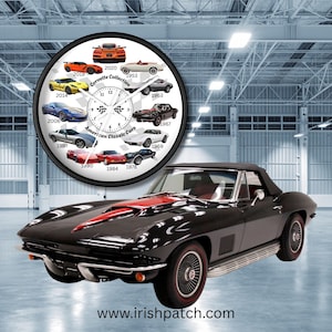 Peut inclure: Une décapotable Corvette noire avec une bande rouge sur le capot est au premier plan. Une horloge représentant divers modèles Corvette de différentes années, dont 1953, 1963 et 2020, est suspendue en arrière-plan. L'horloge est étiquetée "Corvette Collection".