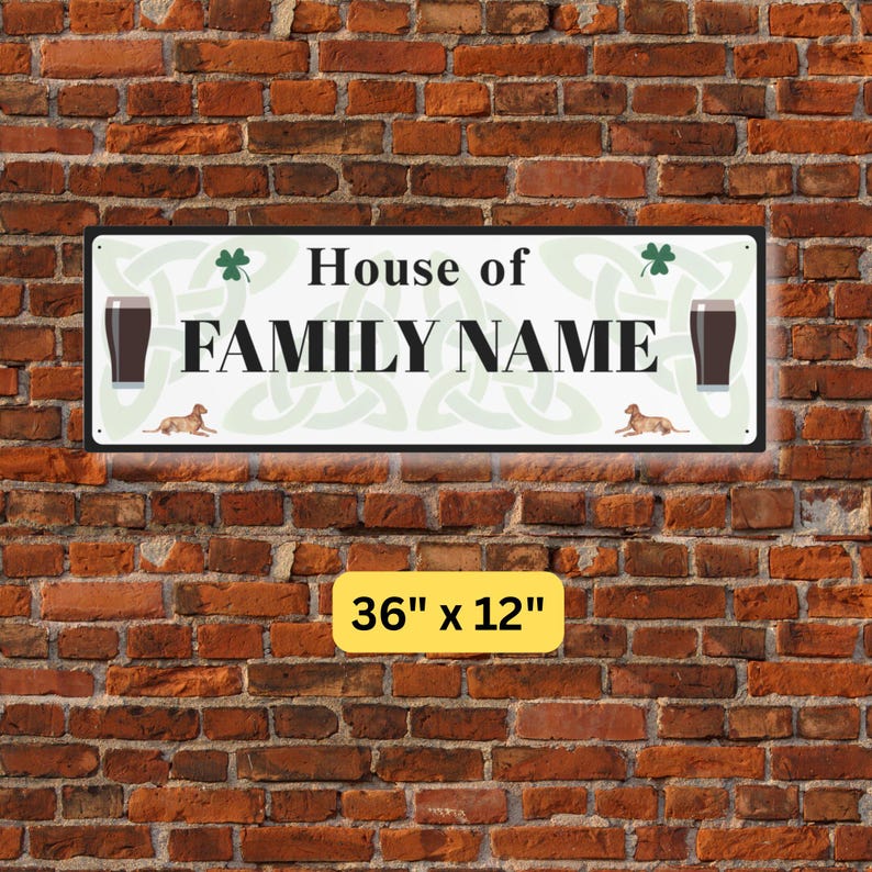 Peut inclure: Panneau rectangulaire en m&eacute;tal avec l'inscription "House of FAMILY NAME" en noir, sur fond vert clair avec des tr&egrave;fles, des n&oelig;uds celtiques et des illustrations de verres &agrave; bi&egrave;re et de chiens. Le panneau mesure 91 cm x 30 cm.