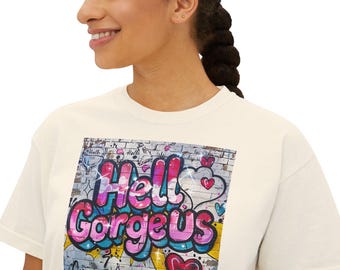 Camiseta feminina com estampa de grafite, estilo streetwear casual, ideal para presentear. Design exclusivo e moderno.